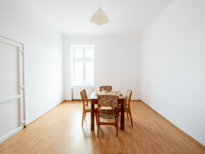 Apartament elegant în clădire cu arhitectură istorică 